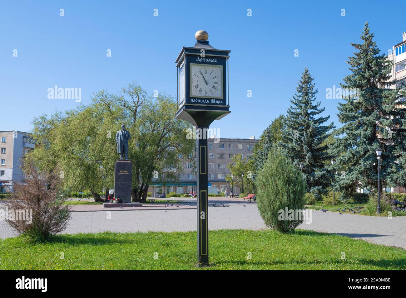 ARZAMAS, RUSSIA - 5 SETTEMBRE 2024: L'orologio della città e il monumento a V.I. Lenin in Piazza della Pace in un giorno di settembre di sole Foto Stock