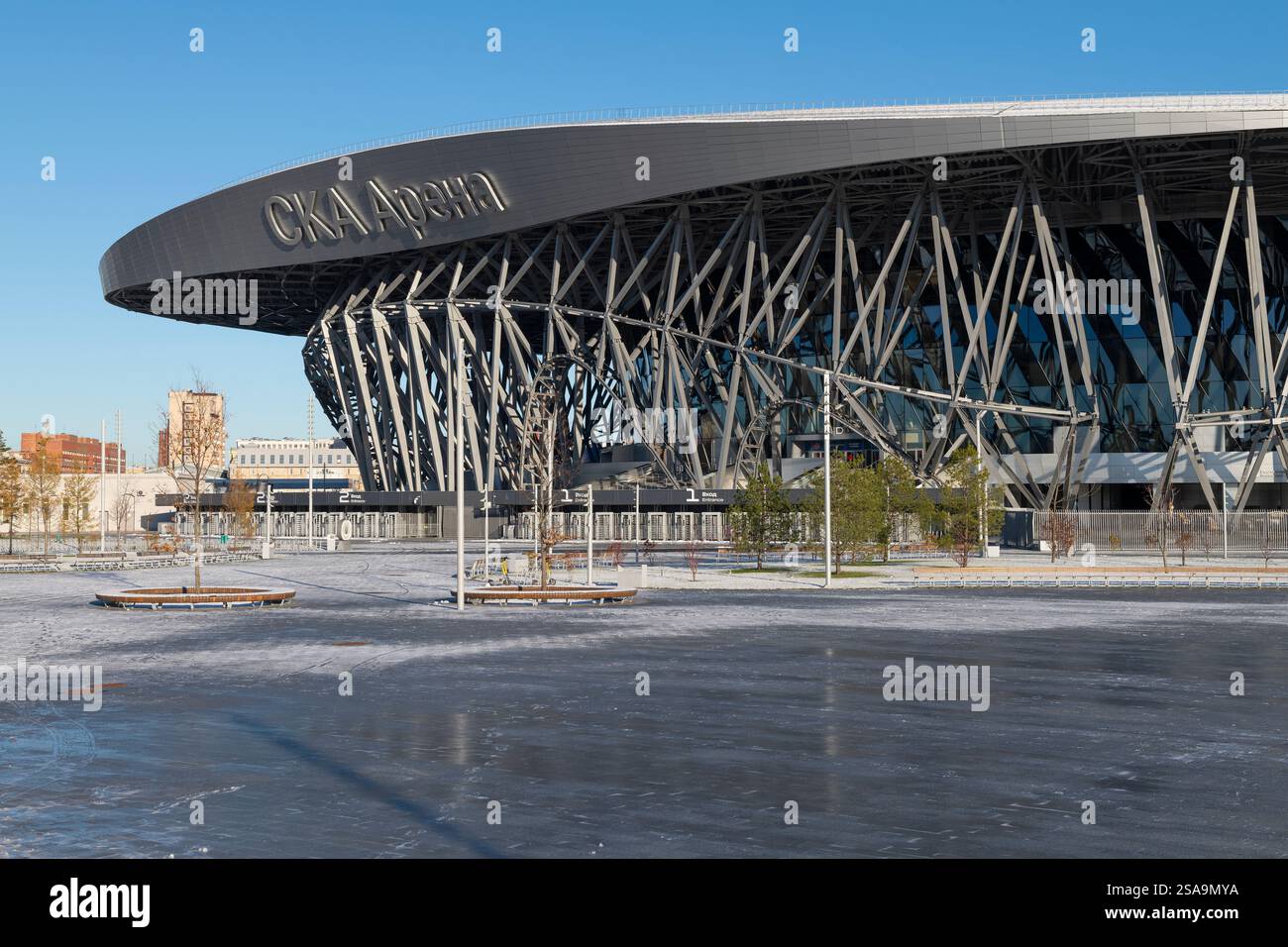 SAN PIETROBURGO, RUSSIA - 4 NOVEMBRE 2024: Presso il nuovo complesso sportivo su ghiaccio SKA Arena in una giornata di sole novembre Foto Stock