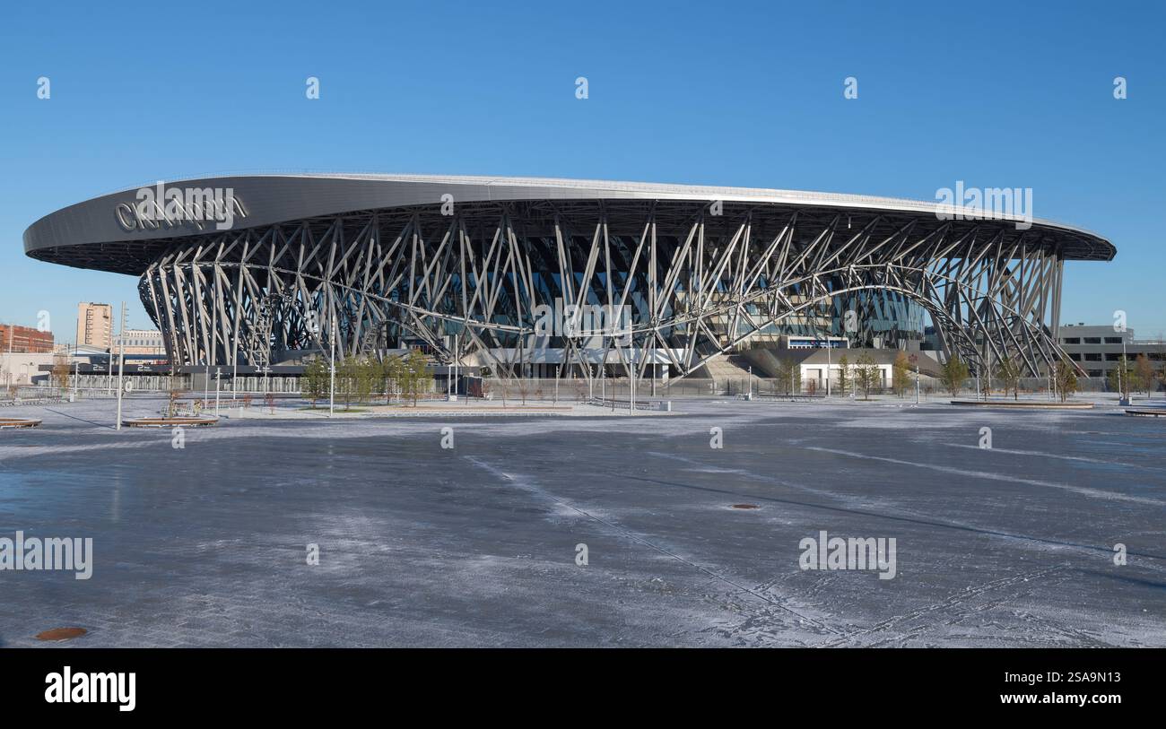 SAN PIETROBURGO, RUSSIA - 4 NOVEMBRE 2024: Il nuovo complesso sportivo "SKA Arena" in un giorno di sole novembre Foto Stock