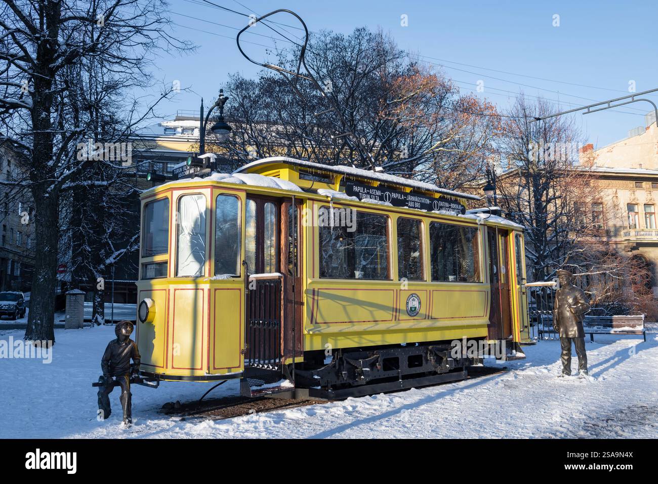 VYBORG, RUSSIA - 24 NOVEMBRE 2024: Vista di un tram d'epoca in un giorno di sole novembre Foto Stock