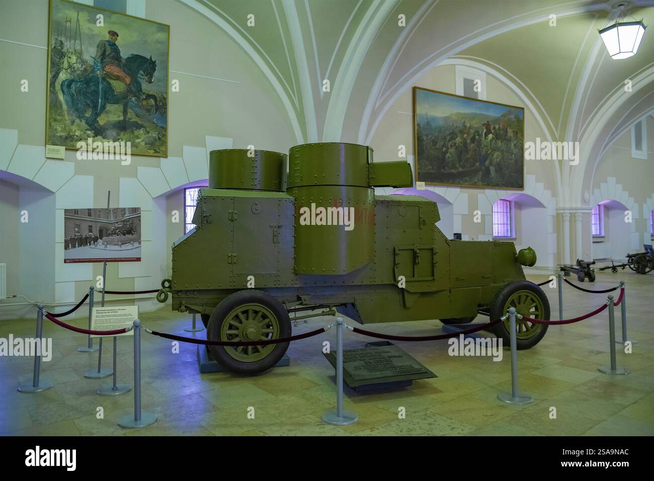 SAN PIETROBURGO, RUSSIA - 24 GENNAIO 2025: Vecchia vettura corazzata russa su telaio britannico di Austin nel Museo di storia militare dell'Artiglieria, Enginee Foto Stock