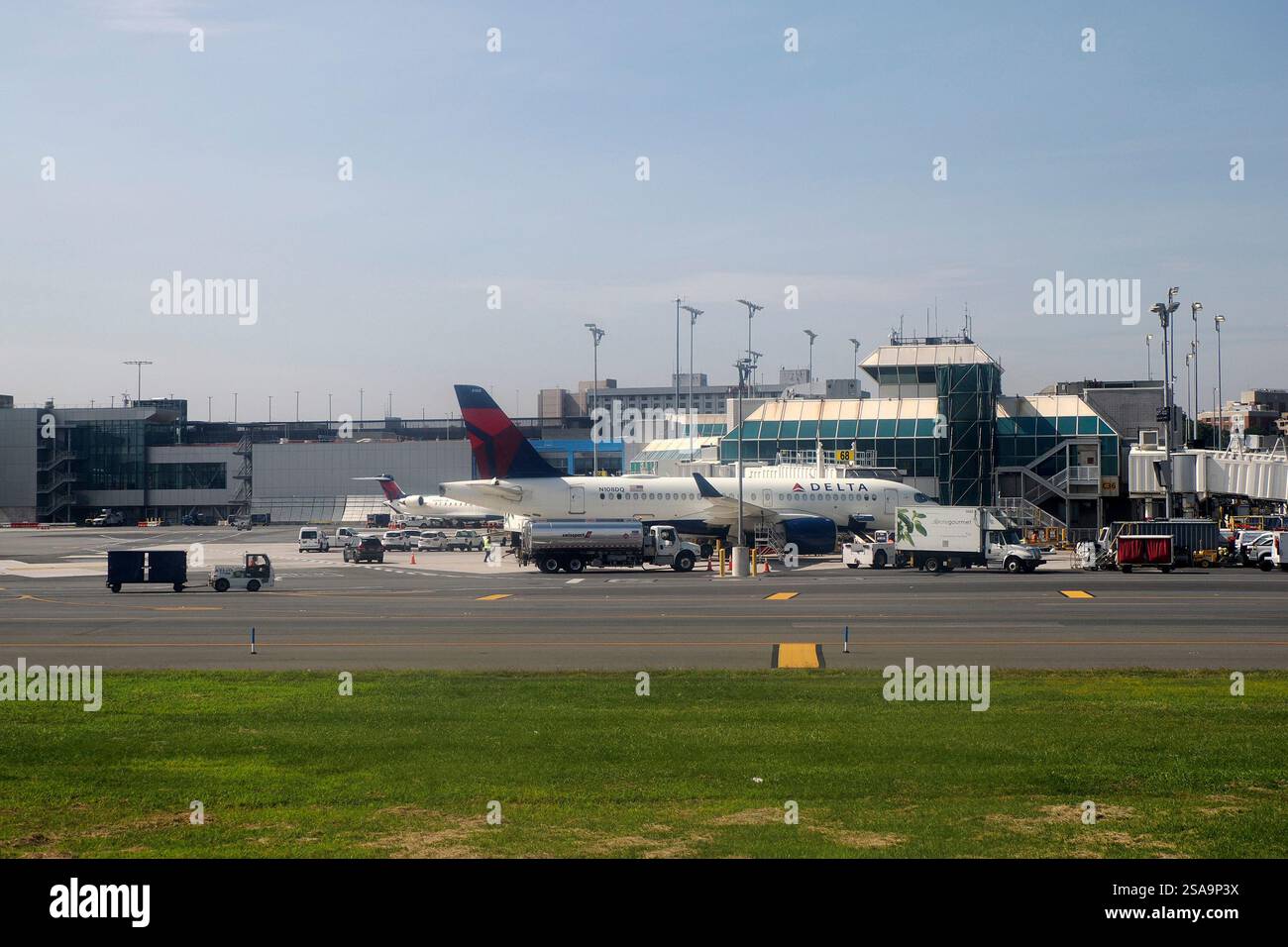 NEW YORK, USA - AGOSTO 29 2024 - Vista dell'aeroporto la Guardia dalla cabina dell'aereo prima del decollo Foto Stock