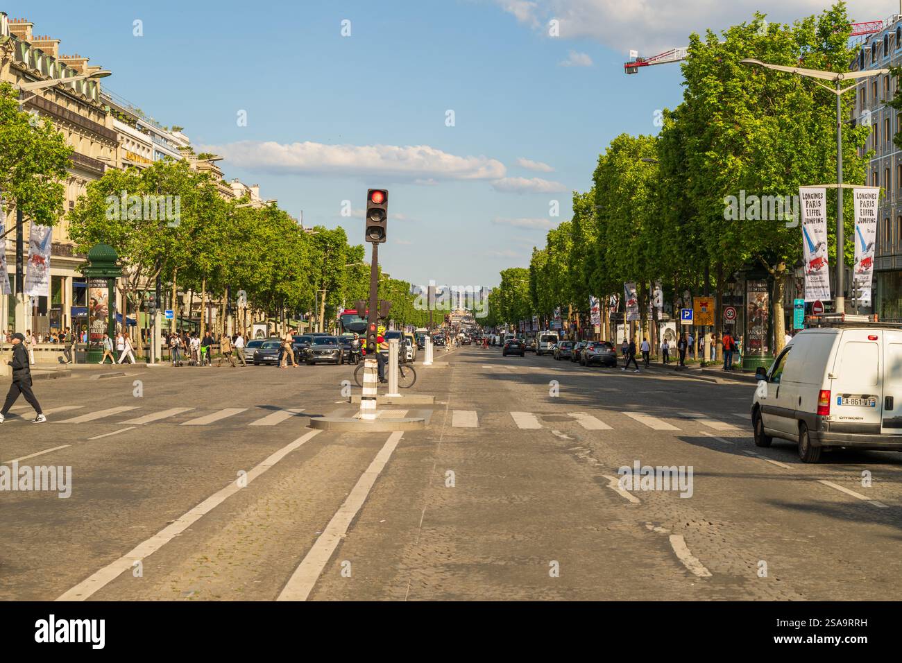 Parigi, Francia - 24 giugno 2024: Splendida vista sulla strada degli Champs Elysees a Parigi, nota per i suoi teatri, caffè e negozi di lusso. Foto Stock