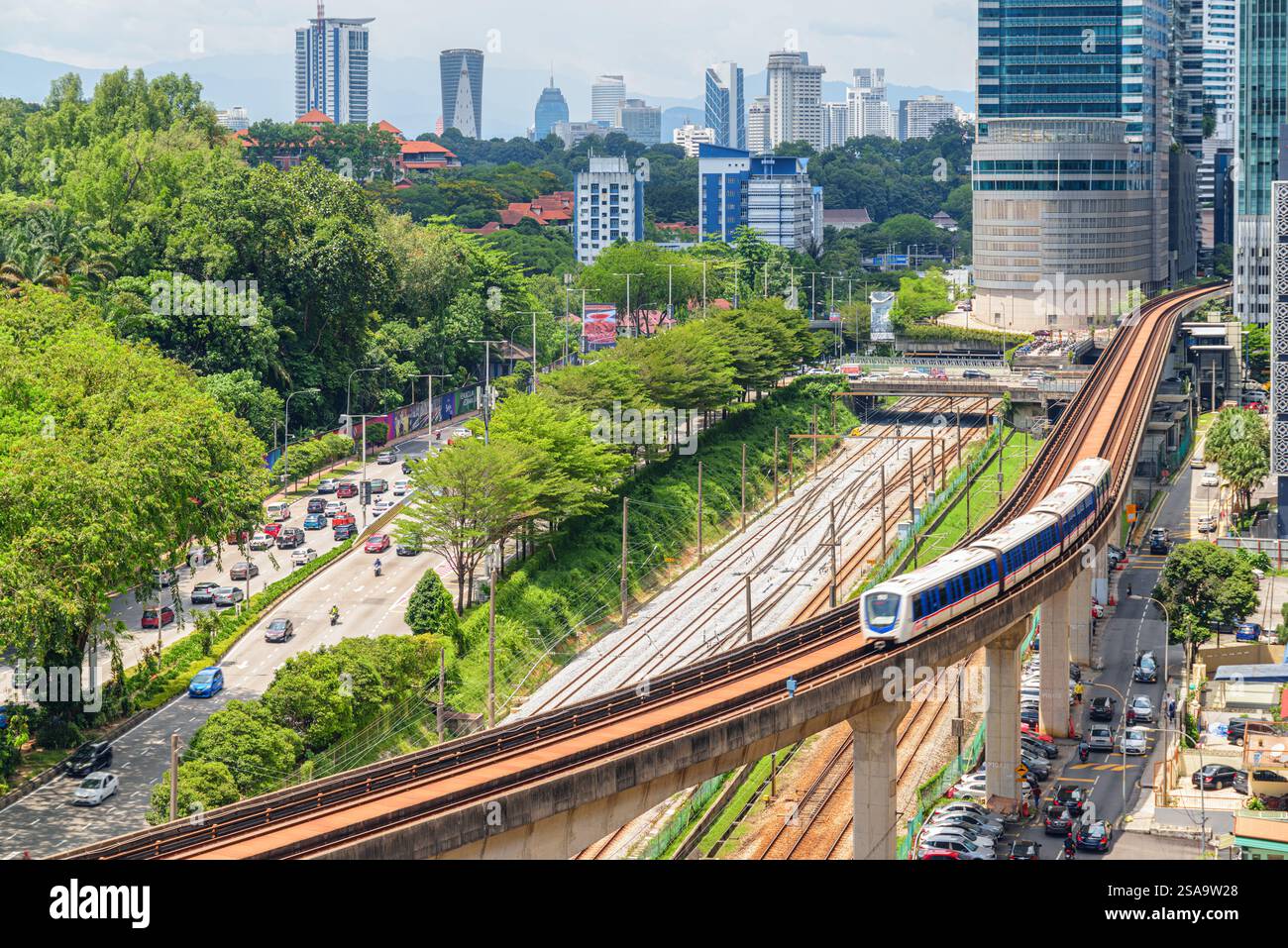 Treno della linea LRT Kelana Jaya. Skyline di Kuala Lumpur Foto Stock