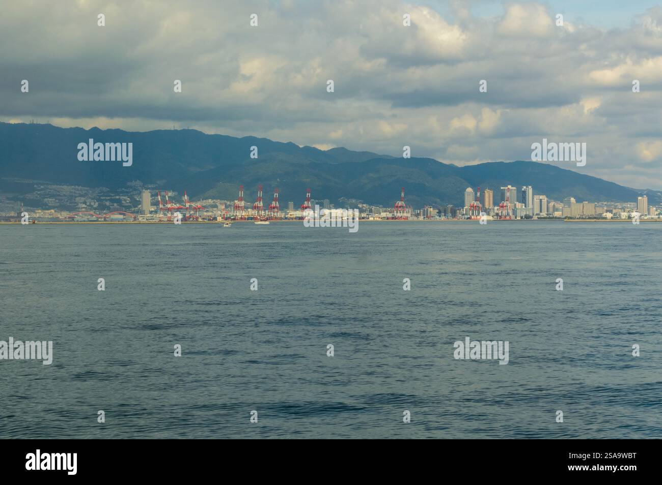 Il porto di Kobe è un porto marittimo giapponese a Kobe, Hyogo, nella zona più grande della baia di Osaka, a Kobe, in Giappone, l'8 ottobre 2017 Foto Stock