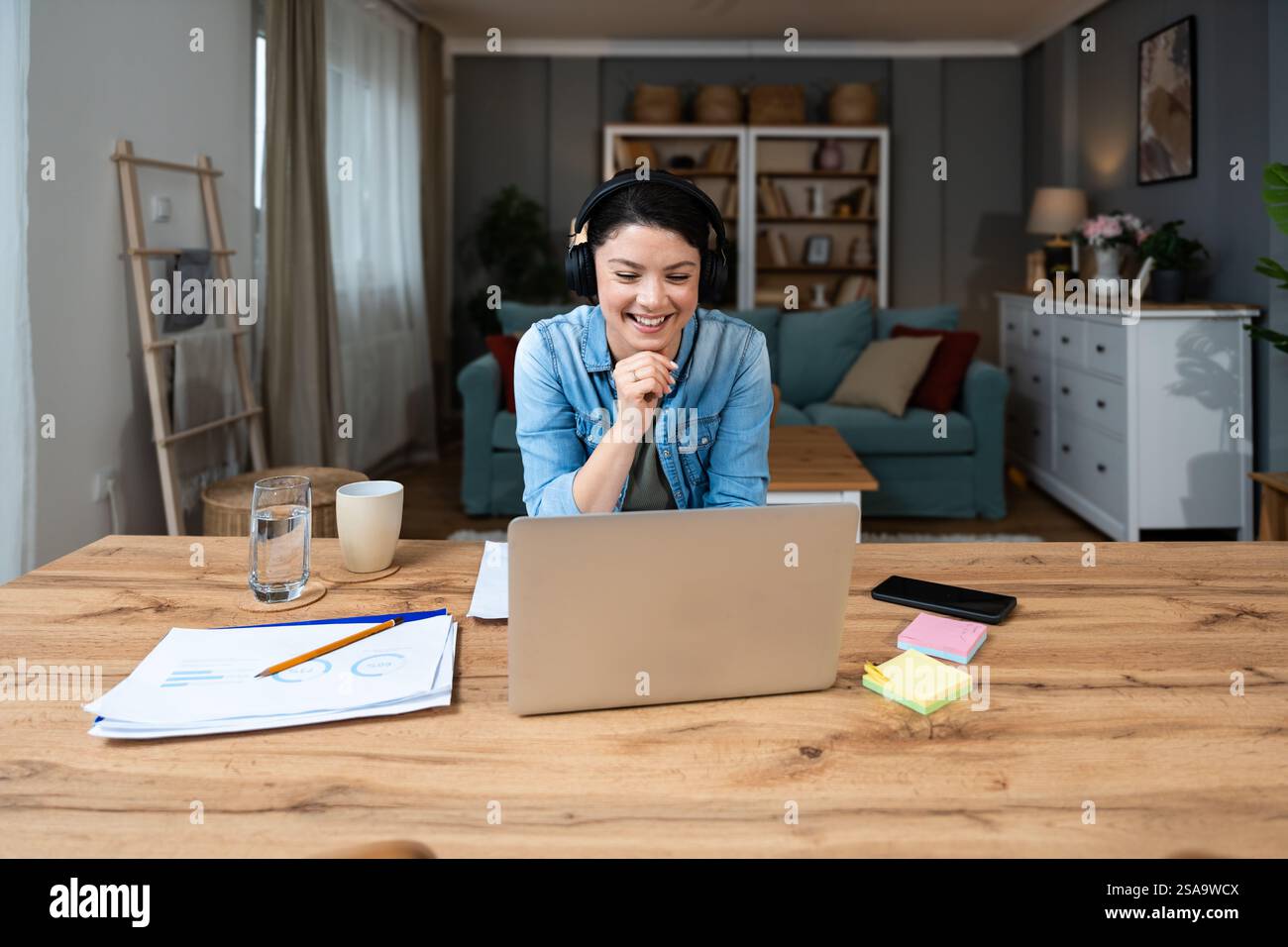Giovane donna d'affari freelance che partecipa a un corso di formazione online su computer portatile webcam teleconferenza in corso di osservazione e ascolto educatore Foto Stock