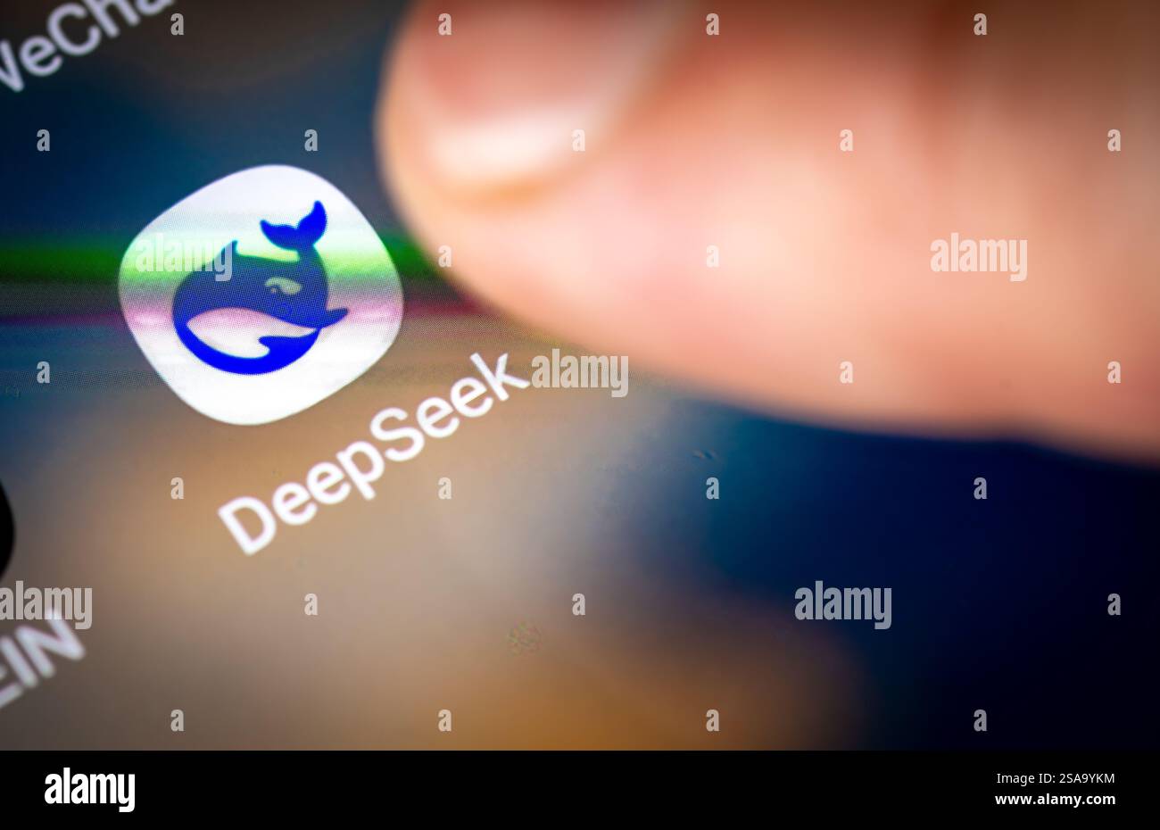 Londra. REGNO UNITO- 01.29.2025. Una persona che indica l'icona su uno smartphone per l'app cinese open source per l'intelligenza artificiale DeepSeek R1. Foto Stock