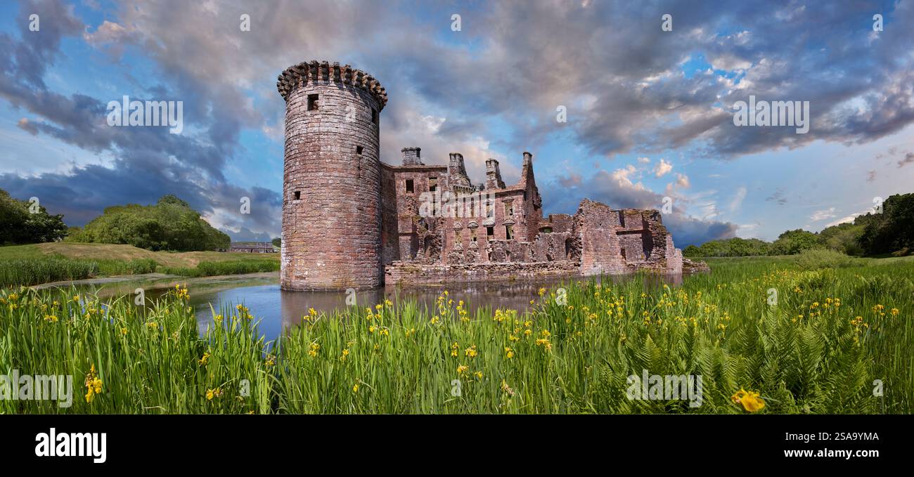 Le enigmatiche rovine del castello di Caerlaverock, Dumfries, Scozia. Il castello di Caerlaverock è un castello triangolare costruito nel XIII secolo. Foto Stock