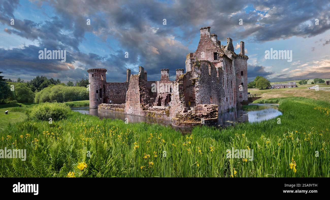 Le enigmatiche rovine del castello di Caerlaverock, Dumfries, Scozia. Il castello di Caerlaverock è un castello triangolare costruito nel XIII secolo. Foto Stock