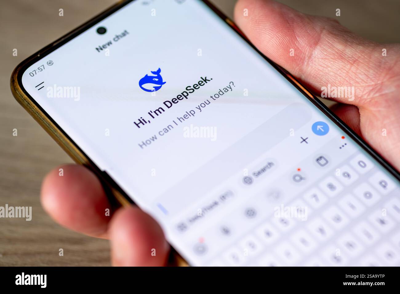 Londra. REGNO UNITO- 01.29.2025. Una persona che possiede un telefono cellulare che utilizza l'applicazione di intelligenza artificiale open source cinese DeepSeek. Foto Stock