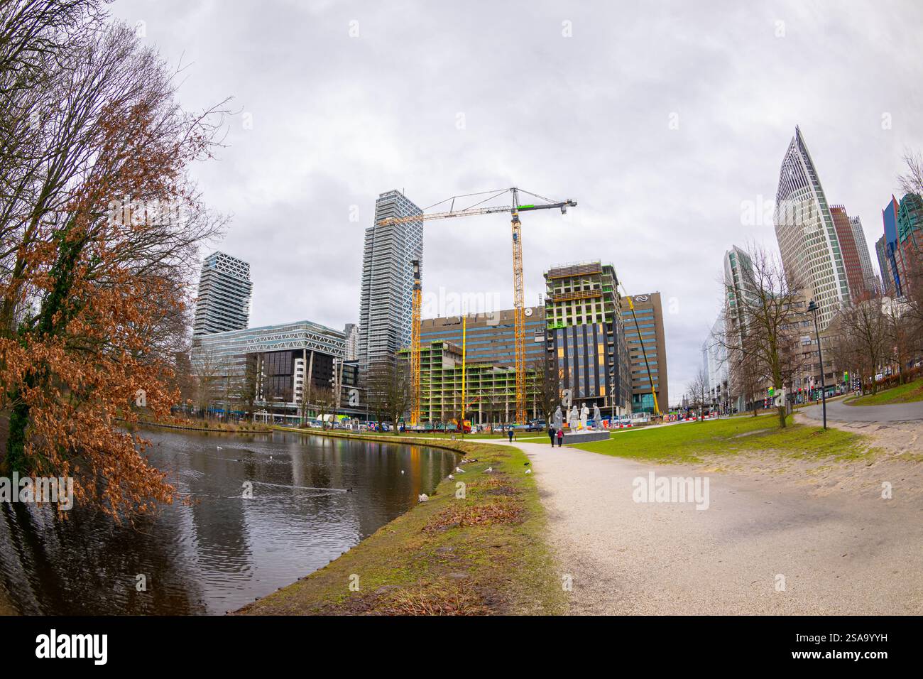 Skyline della città di l'Aia visto dal bordo del parco cittadino di Malieveld. L'Aia, Paesi Bassi. Foto Stock