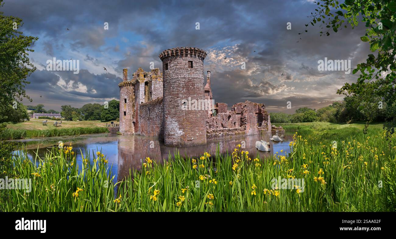 Le enigmatiche rovine del castello di Caerlaverock, Dumfries, Scozia. Il castello di Caerlaverock è un castello triangolare costruito nel XIII secolo. Foto Stock