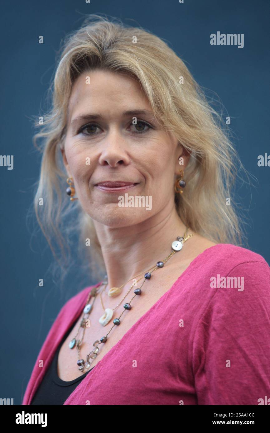 La scrittrice britannica Sofka Zinovieff, nella foto al Festival Internazionale del libro di Edimburgo, dove ha parlato della sua scrittura sulla sua famiglia russa. Il Festival del libro è stato il più grande evento letterario del mondo e ha visto la partecipazione di scrittori provenienti da tutto il mondo. L'evento del 2007 ha visto la partecipazione di circa 550 scrittori e si è svolto dal 11-27 agosto. Foto Stock