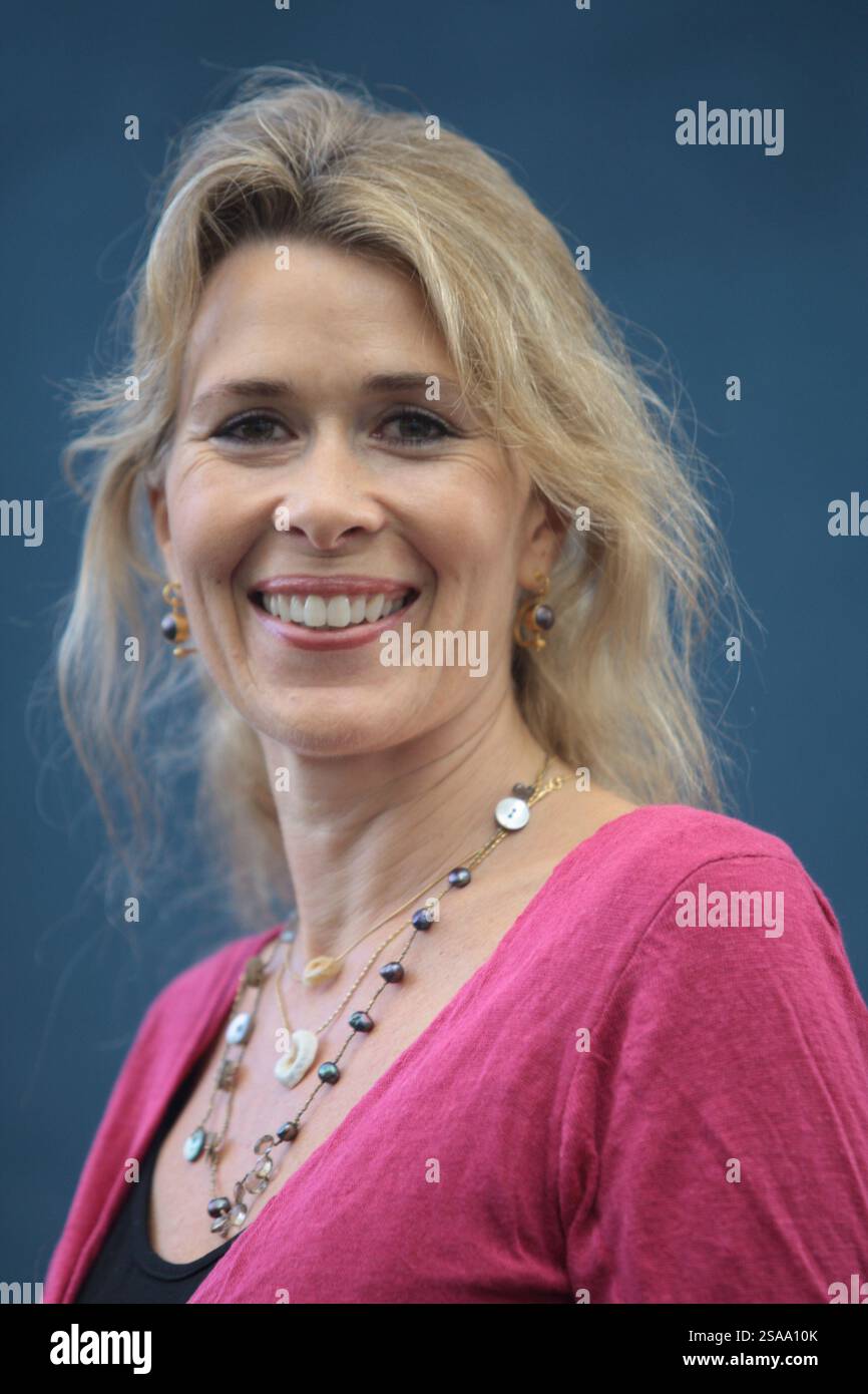 La scrittrice britannica Sofka Zinovieff, nella foto al Festival Internazionale del libro di Edimburgo, dove ha parlato della sua scrittura sulla sua famiglia russa. Il Festival del libro è stato il più grande evento letterario del mondo e ha visto la partecipazione di scrittori provenienti da tutto il mondo. L'evento del 2007 ha visto la partecipazione di circa 550 scrittori e si è svolto dal 11-27 agosto. Foto Stock