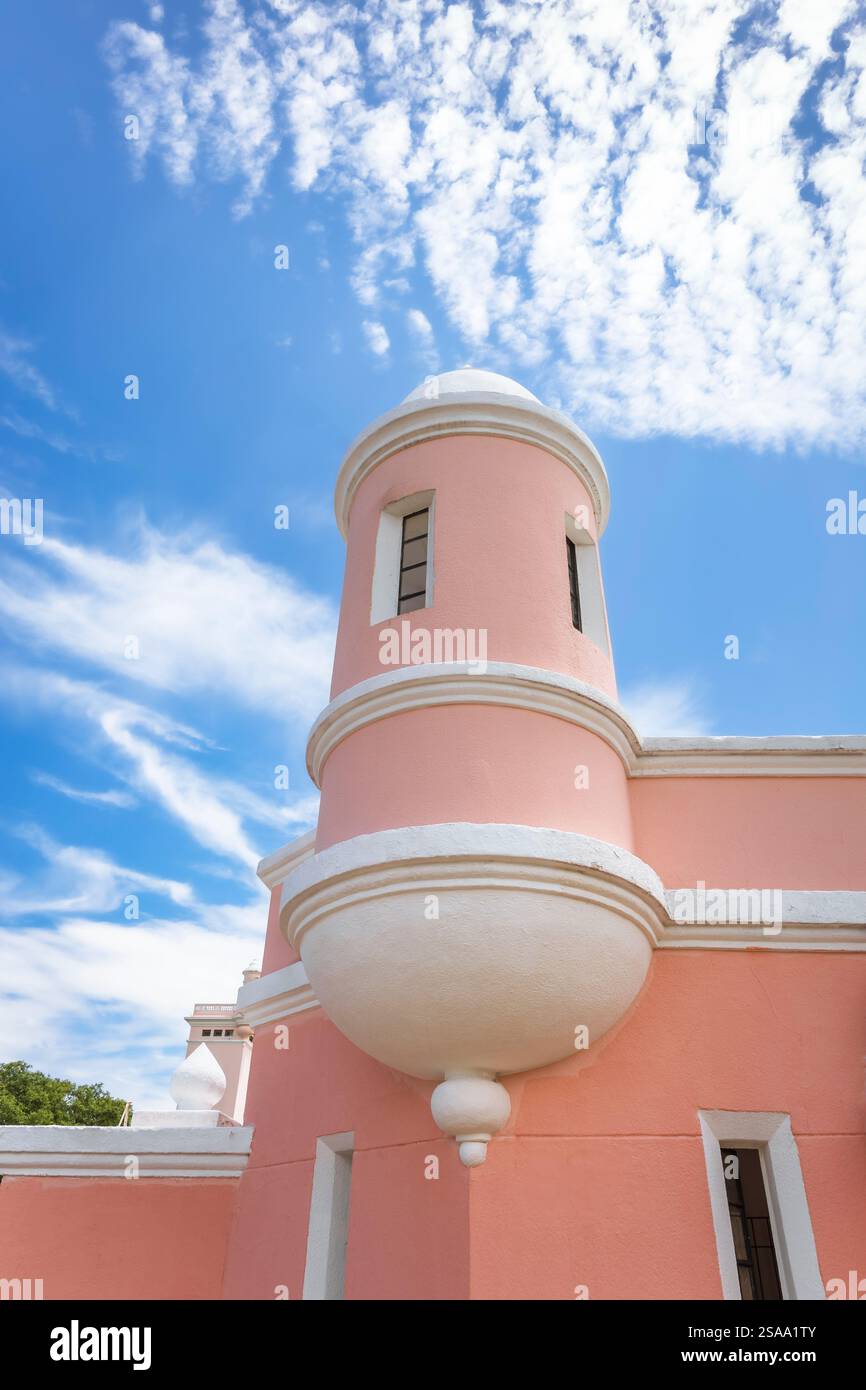 Torre di stile coloniale con architettura che mostra forme arrotondate ed eleganti. Foto Stock