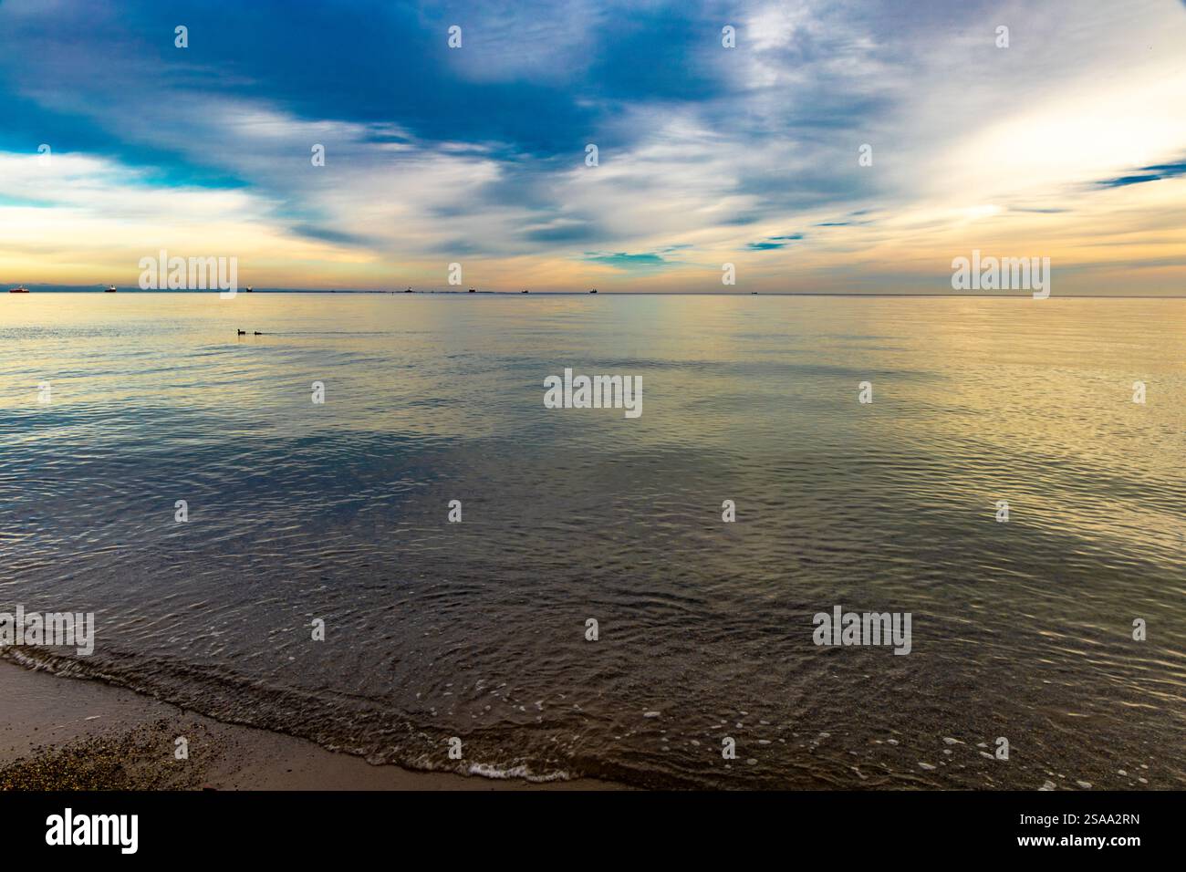 Natura selvaggia di Gdynia Orlowo, calmo Mar Baltico, alta scogliera, vecchie strutture metalliche gettate dal mare sulla spiaggia Polonia Foto Stock