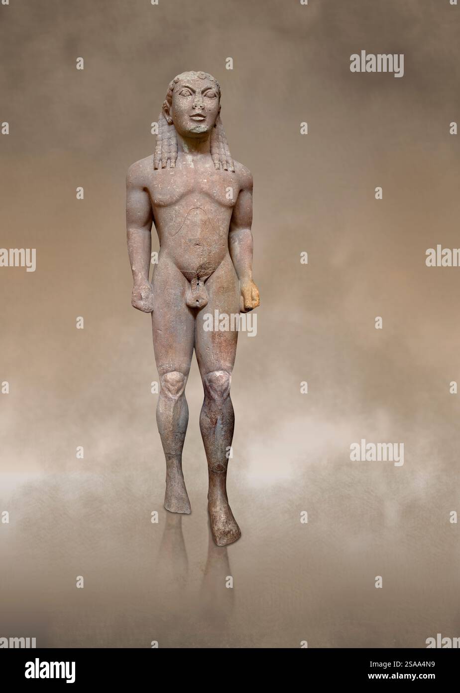 Arcaica statua in marmo greco antico di un Kouros, uno dei gemelli di Argo scolpito nella bottega arcaica di Argo intorno al 580 a.C., Delfi Grecia Foto Stock