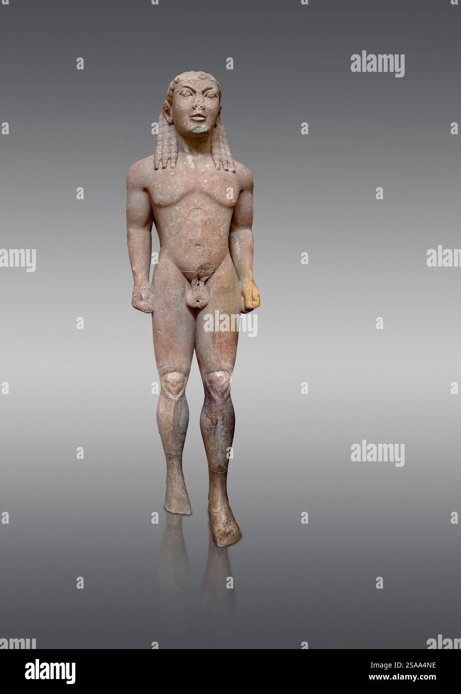 Arcaica statua in marmo greco antico di un Kouros, uno dei gemelli di Argo scolpito nella bottega arcaica di Argo intorno al 580 a.C., Delfi Grecia Foto Stock