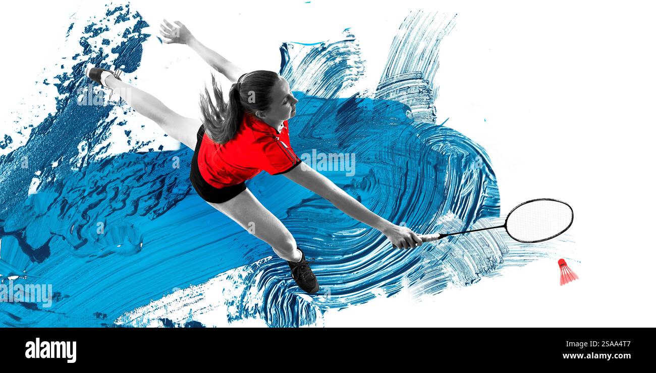 Collage d'arte contemporanea. Giocatrice di badminton che si affonda in avanti, allungando la racchetta, aspetto deciso, su uno sfondo blu vorticoso. Foto Stock