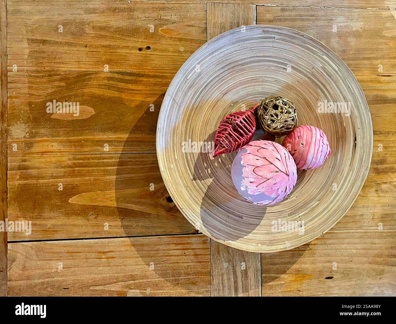 Piatto in ceramica con palline fatte a mano come oggetti decorativi. Foto Stock