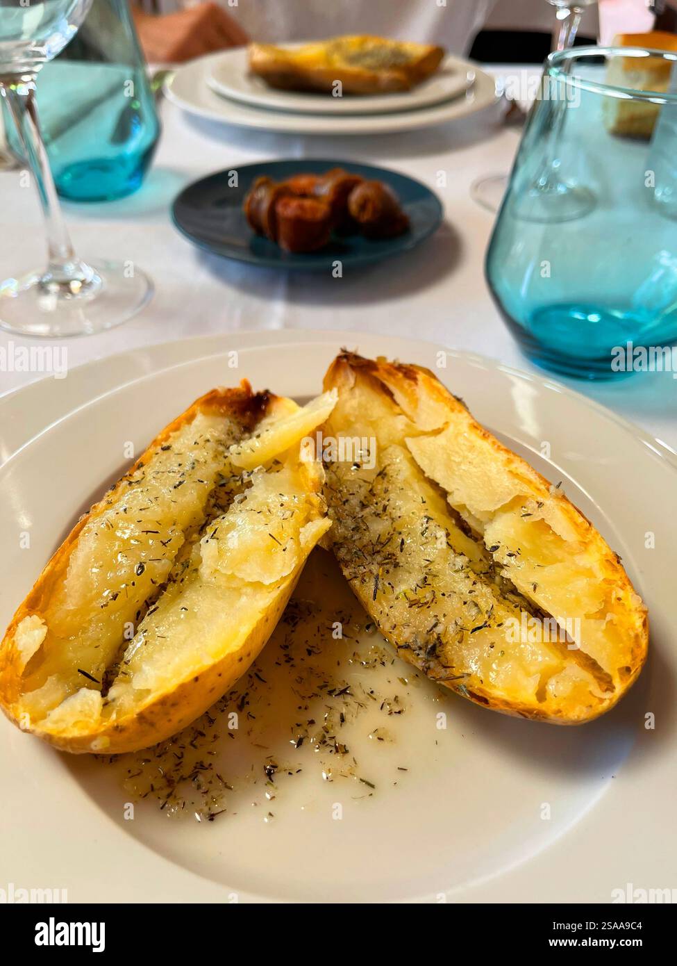 Patate alla griglia con olio d'oliva ed erbe aromatiche. Spagna. Foto Stock