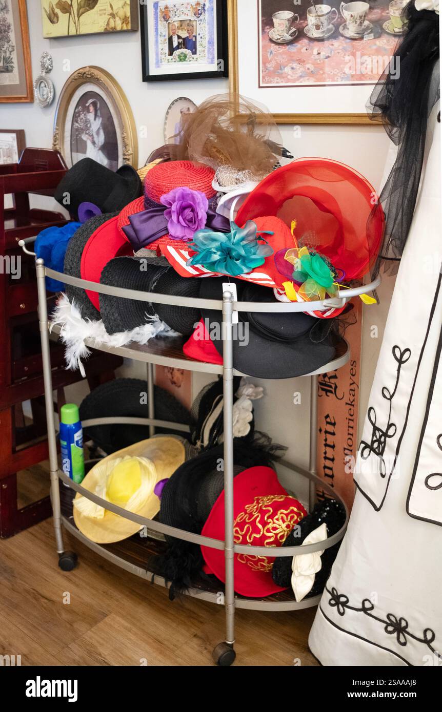 Una colorata collezione di cappelli in vendita alla Florrie Kayes Tea Room di Carmel Hamlet nella contea di Putnam, New York Foto Stock