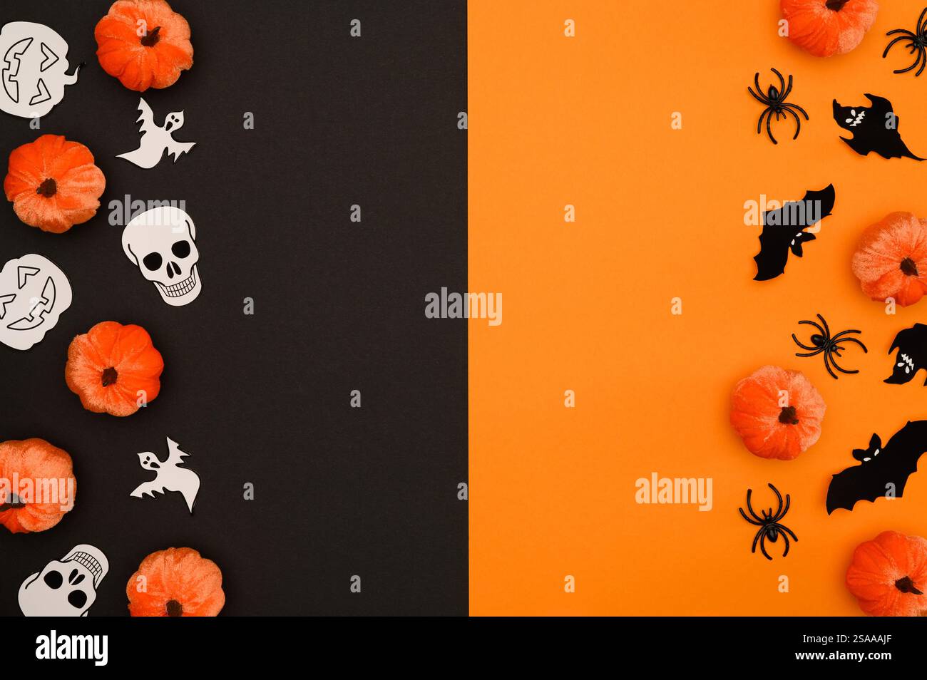 Layout di Halloween su sfondo astratto nero e arancione: Zucche arancioni, pipistrelli neri, ragni neri, fantasmi, teschi, vista dall'alto. Concetto di Halloween. Hal Foto Stock