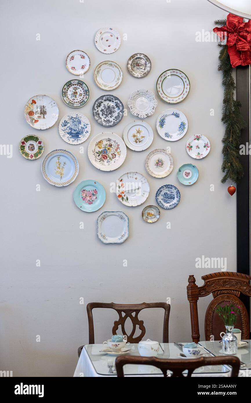 L'interno della sala da tè Florrie Kaye nell'Amleto di Carmel con una deliziosa gamma di piccoli piatti disposti a forma di diamante. Nella contea di Putnam, N. Foto Stock