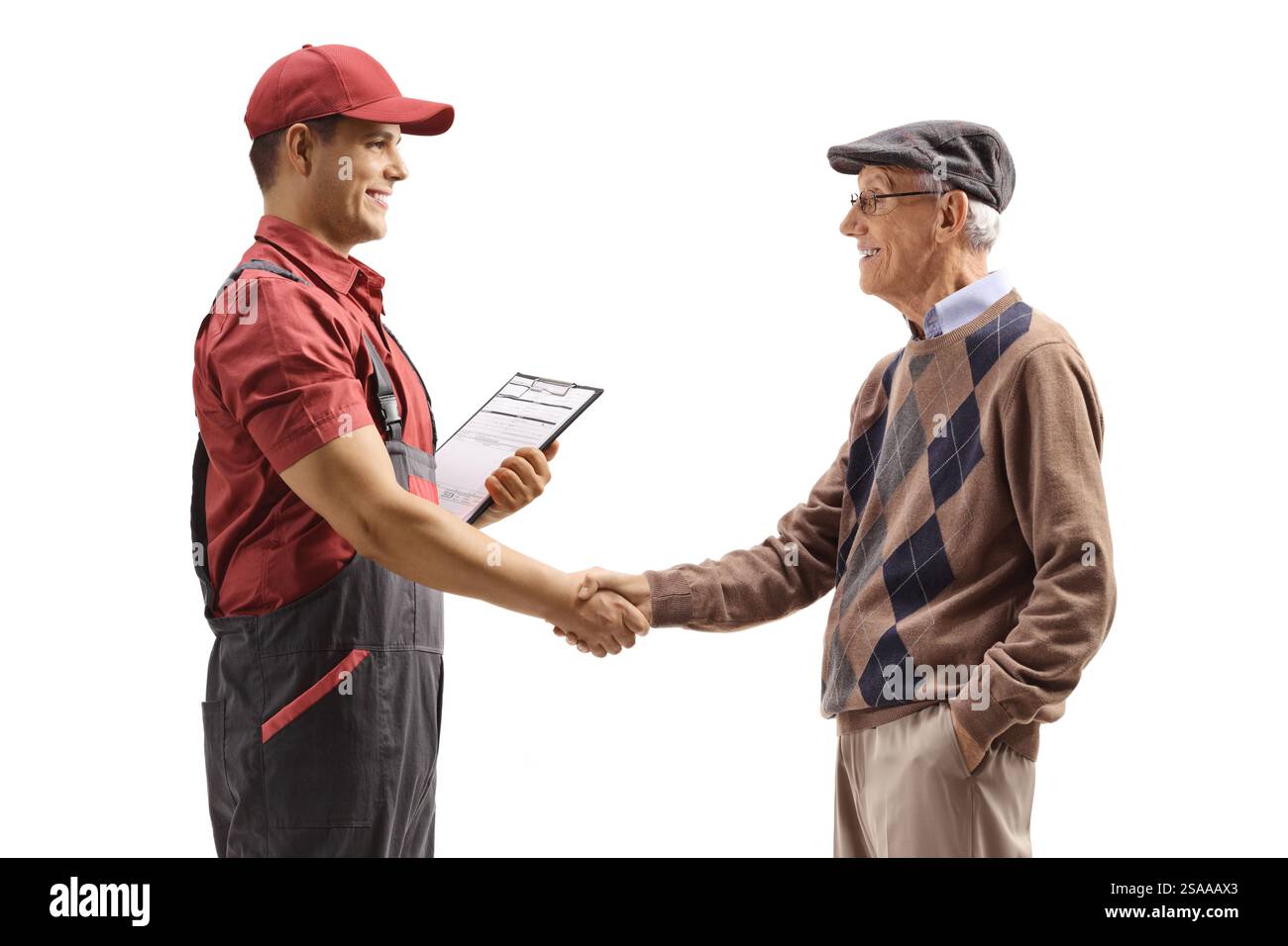 Lavoratore in uniforme che stringe la mano con un anziano isolato su sfondo bianco Foto Stock