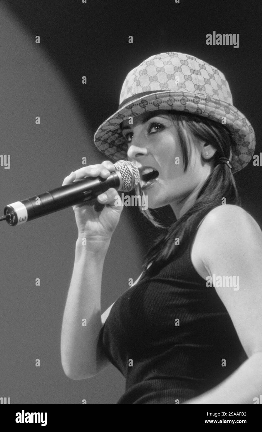 JAMIE BENSON, SMASH HITS TOUR, 1998: Cantante pop Jamie Benson della band Hepburn che suona dal vivo alla Cardiff International Arena CIA di Cardiff il 30 novembre 1998. Fotografia: ROB WATKINS. INFO: Jamie Benson è una cantautrice britannica meglio conosciuta come membro del gruppo femminile degli anni '1990 Hepburn. Dopo lo scioglimento della band, ha intrapreso una carriera solista, pubblicando l'album My Confession nel 2002, mescolando influenze pop e soul. Foto Stock