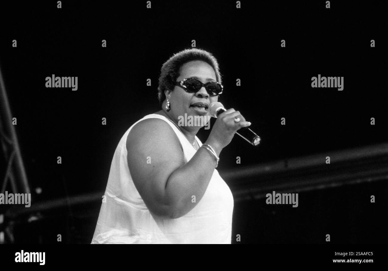 JOCELYN BROWN, CONCERTO, 1998: Cantante soul Jocelyn Brown che suona al Cardiff Big Weekend al Museum Lawns di Cardiff, Galles, Regno Unito, l'8 agosto 1998. Foto: Rob Watkins. INFO: Jocelyn Brown è una cantante statunitense nota per le sue potenti voci e contributi alla disco, R&B e alla musica House. Il suo successo del 1984 Guy di qualcun altro rimane un classico, e ha collaborato con artisti come Incognito e Inner Life. Foto Stock