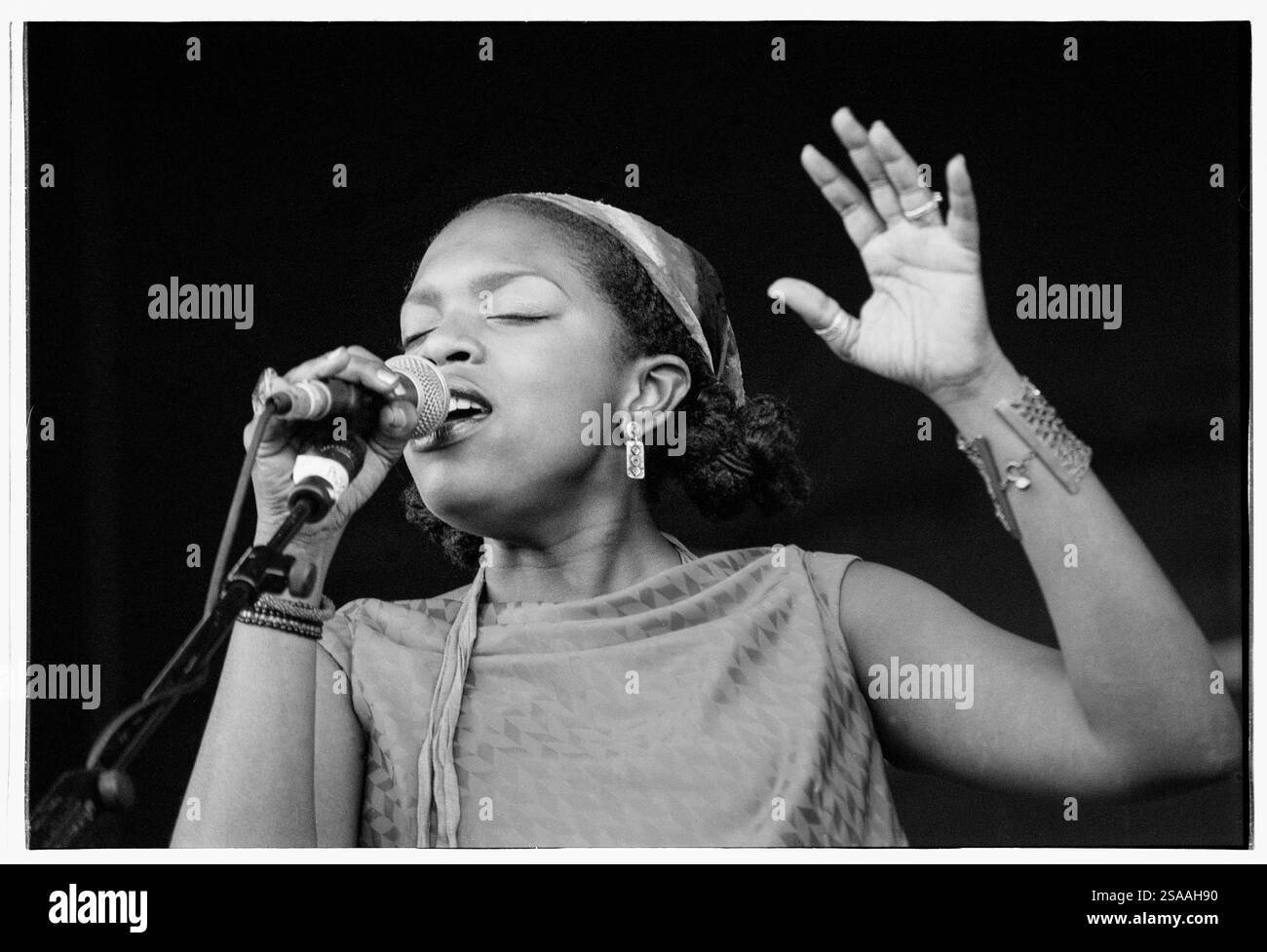NITIN SAWHNEY, CONCERTO, 2001: The live vocalist with the Composer Nitin Saewhney Supporting Sting Playing at Cardiff Castle, Wales, UK il 27 luglio 2001. Foto: Rob Watkins. INFORMAZIONI: Nitin Sawhney è un musicista, compositore e produttore britannico noto per la fusione di musica classica indiana con jazz, elettronica e influenze mondiali. I suoi album acclamati, come Beyond Skin, esplorano l'identità e il multiculturalismo. È anche un prolifico compositore di film e TV. Foto Stock