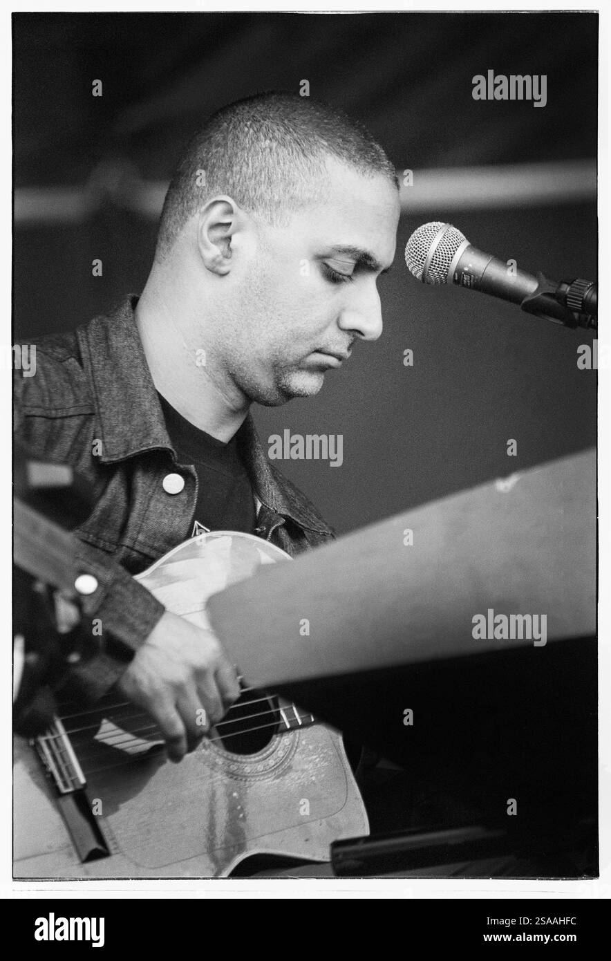 NITIN SAWHNEY, CONCERTO, 2001: Il compositore Nitin Saewhney Supporting Sting Playing al Castello di Cardiff, Galles, Regno Unito, il 27 luglio 2001. Foto: Rob Watkins. INFORMAZIONI: Nitin Sawhney è un musicista, compositore e produttore britannico noto per la fusione di musica classica indiana con jazz, elettronica e influenze mondiali. I suoi album acclamati, come Beyond Skin, esplorano l'identità e il multiculturalismo. È anche un prolifico compositore di film e TV. Foto Stock