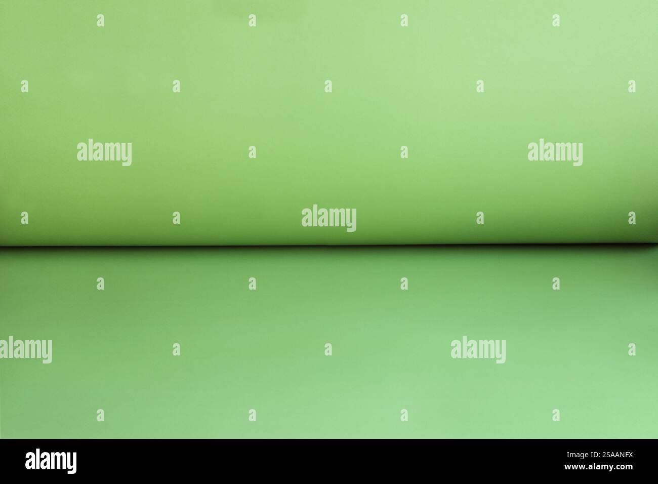 Splendido sfondo verde con due poster Uniti, perfetto per il giorno di San Patrizio o lo sfondo primaverile. Spazio libero per il testo. Foto Stock