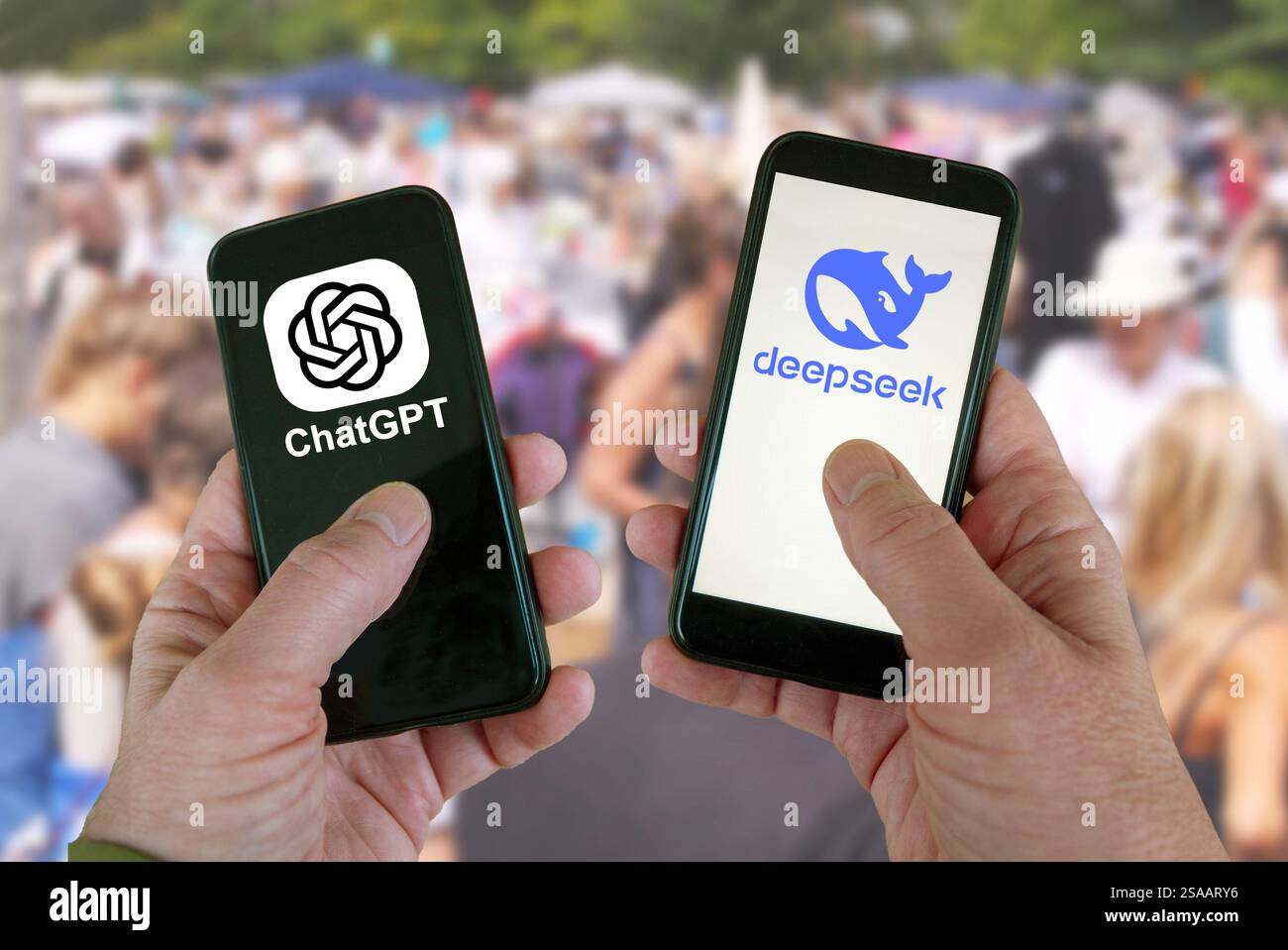 DeepSeek ChatGPT Open ai e loghi sugli schermi degli smartphone tenuti in mano con una folla sfocata di giovani sullo sfondo. DeepSeek è diventato il più grande Foto Stock