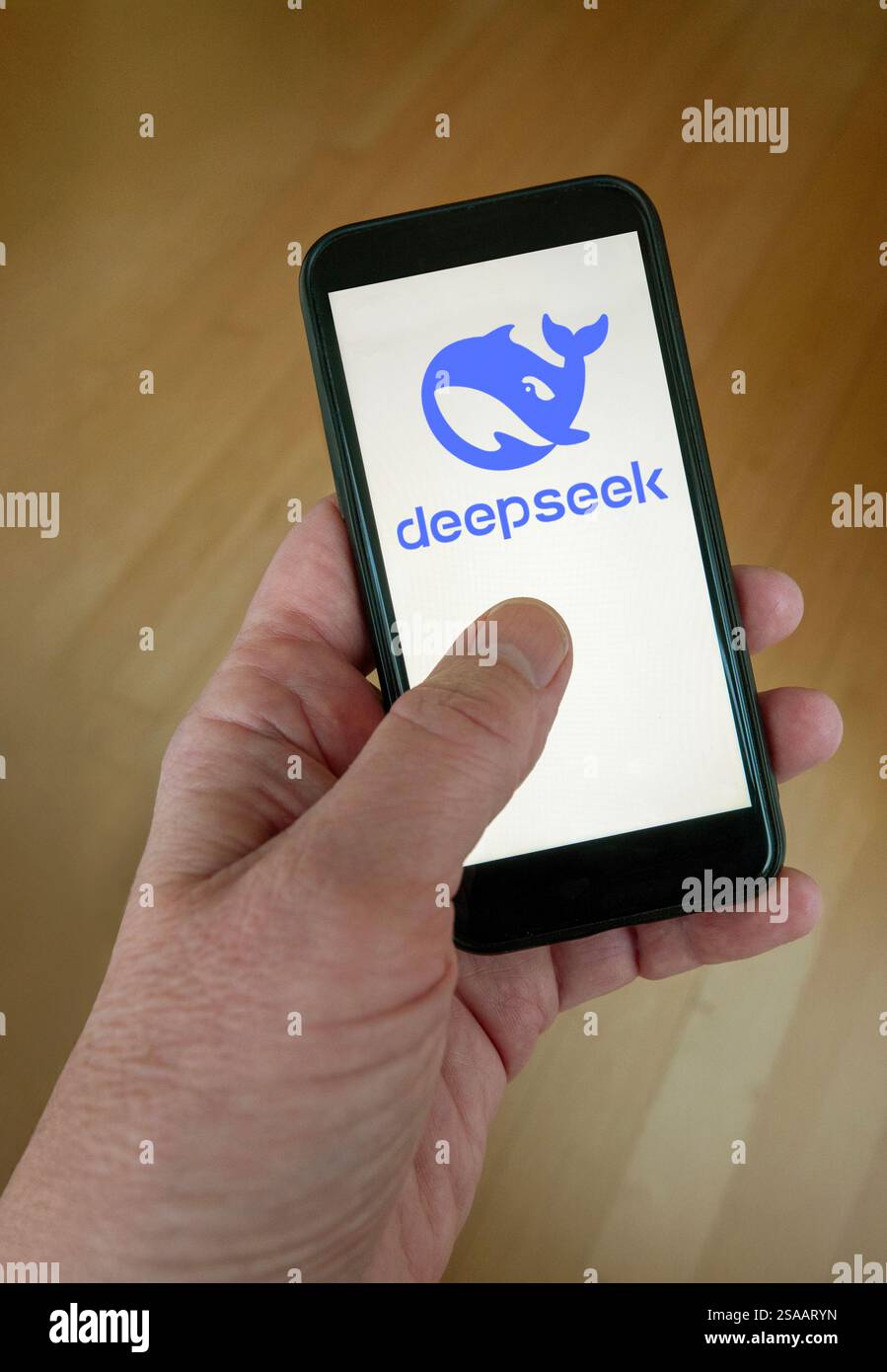 Logo DeepSeek sugli schermi degli smartphone tenuti in mano . Copenaghen, Danimarca - 25 gennaio 2025. Foto Stock