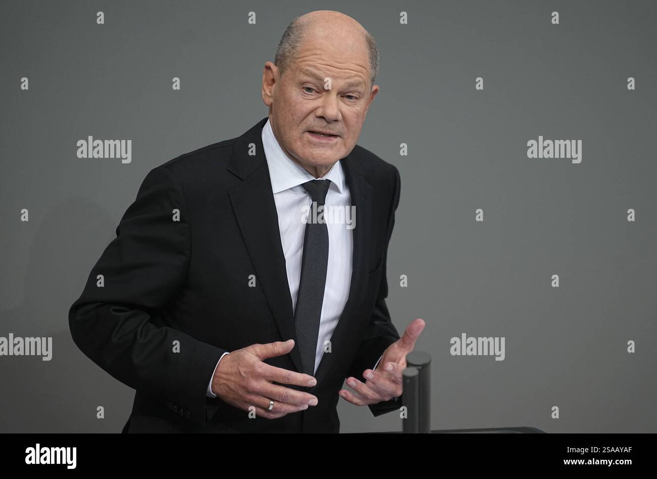 Berlino, Germania. 29 gennaio 2025. In una dichiarazione del governo, il Cancelliere federale Olaf Scholz (SPD) commenta le attuali questioni di politica interna come l'attacco di coltello ad Aschaffenburg. Crediti: Michael Kappeler/dpa/Alamy Live News Foto Stock