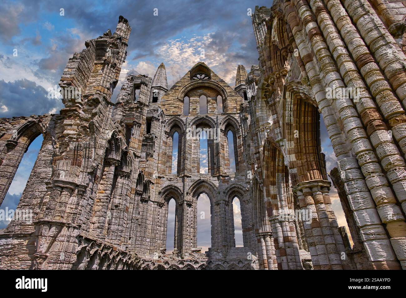 Colonne gotiche delle pittoresche rovine di Whitby Abbey, North Yorkshire, Inghilterra. L'abbazia di Whitby è famosa come un'importante abbazia cristiana Foto Stock