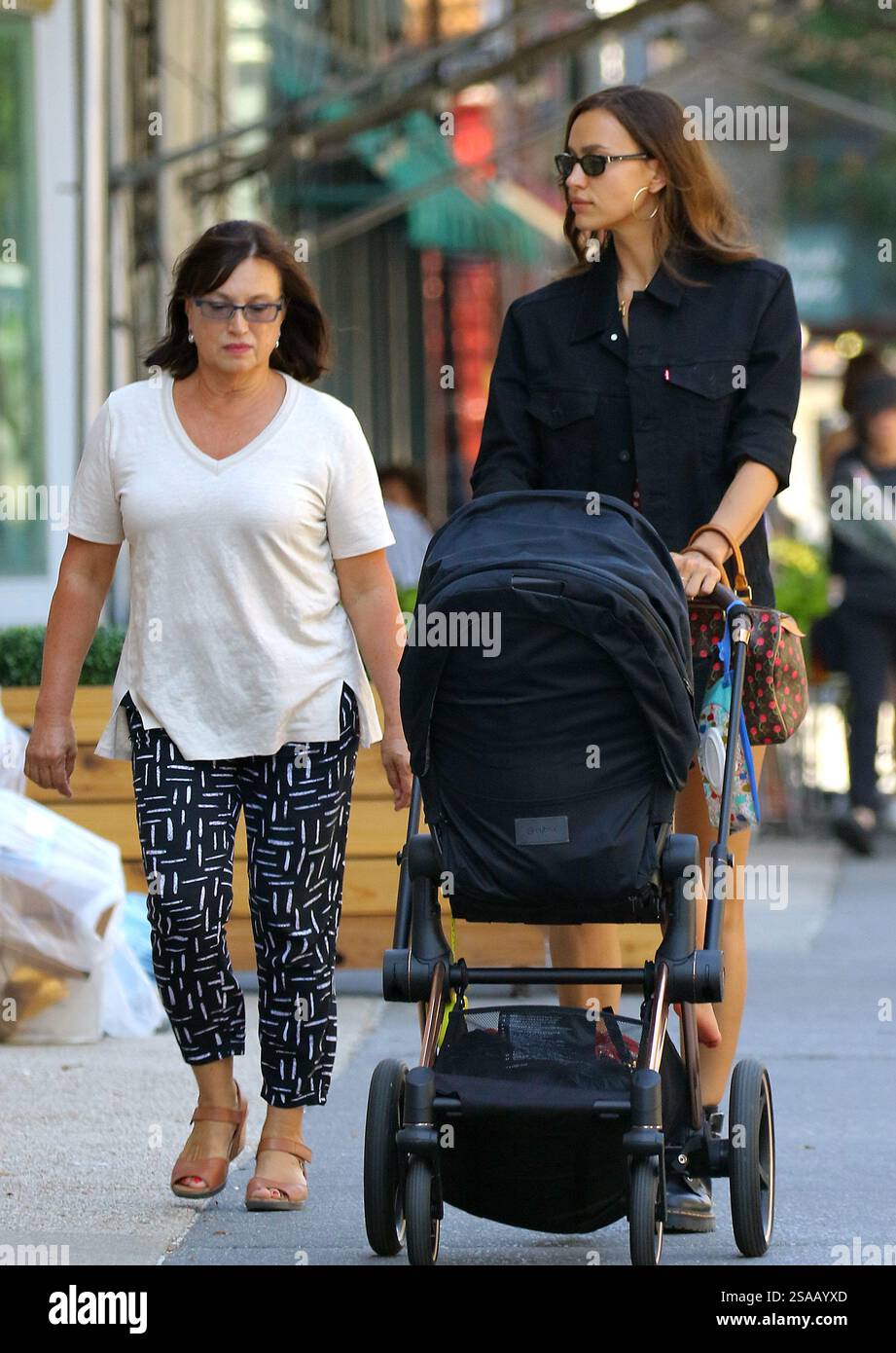 La modella Irina Shayk e sua madre Olga Shaykhlislamova portano sua figlia Lea De Seine Shayk Cooper per una passeggiata nel West Village il 15 luglio 2019 a New York Foto Stock
