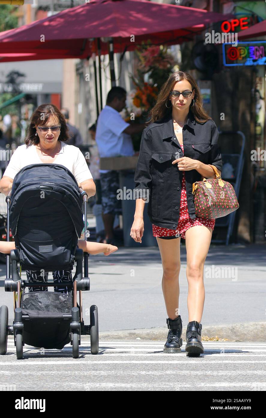 La modella Irina Shayk e sua madre Olga Shaykhlislamova portano sua figlia Lea De Seine Shayk Cooper per una passeggiata nel West Village il 15 luglio 2019 a New York Foto Stock