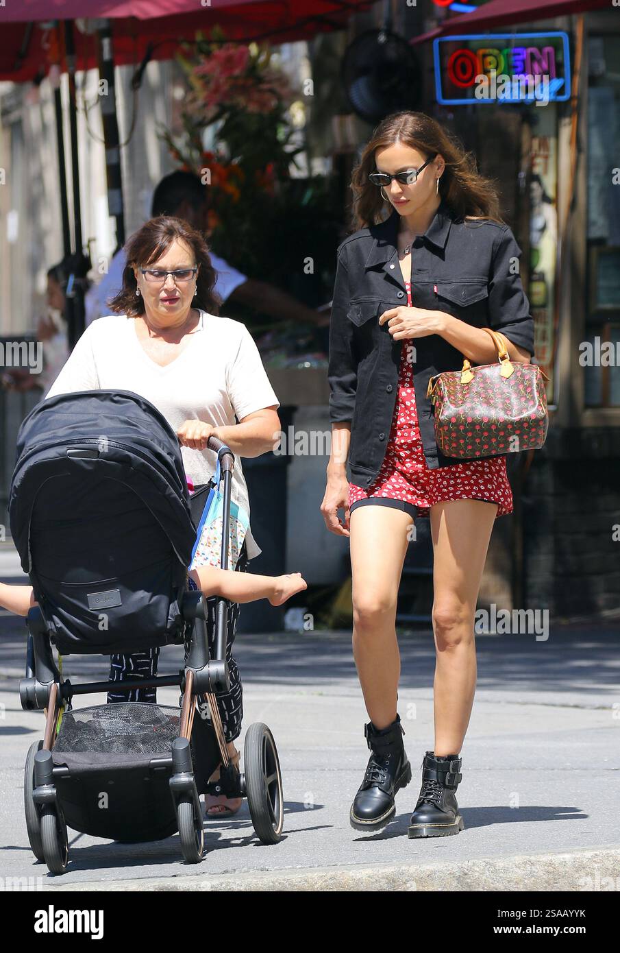 La modella Irina Shayk e sua madre Olga Shaykhlislamova portano sua figlia Lea De Seine Shayk Cooper per una passeggiata nel West Village il 15 luglio 2019 a New York Foto Stock