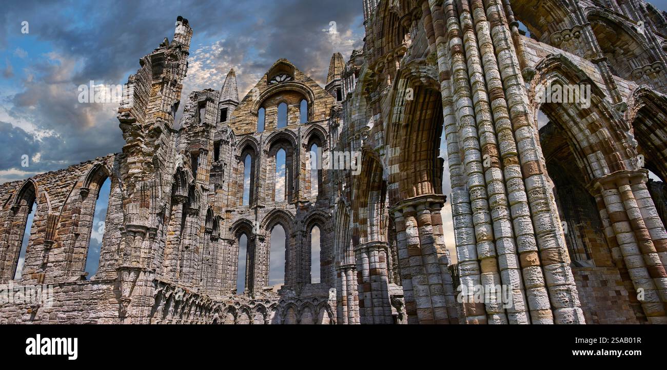 Colonne gotiche delle pittoresche rovine di Whitby Abbey, North Yorkshire, Inghilterra. L'abbazia di Whitby è famosa come un'importante abbazia cristiana Foto Stock