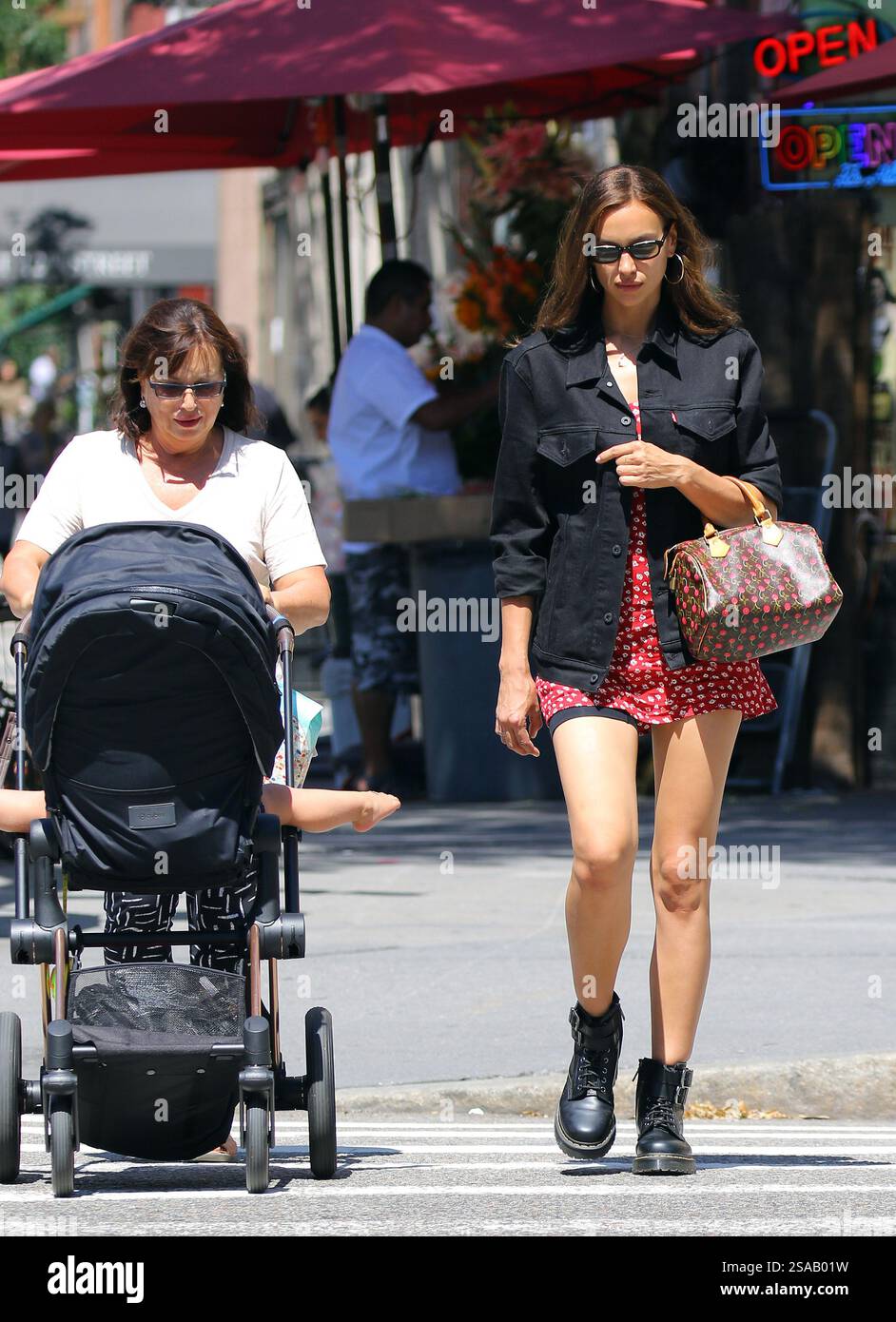 La modella Irina Shayk e sua madre Olga Shaykhlislamova portano sua figlia Lea De Seine Shayk Cooper per una passeggiata nel West Village il 15 luglio 2019 a New York Foto Stock