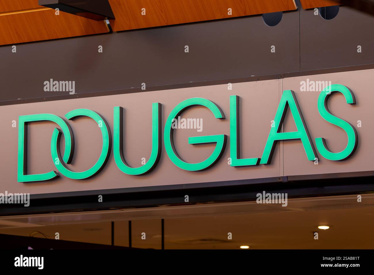 Cartello con bandiera Douglas Shop, logo del negozio illuminato. Douglas è la più grande gamma di prodotti di bellezza online con consegna 24 ore su 24 Foto Stock