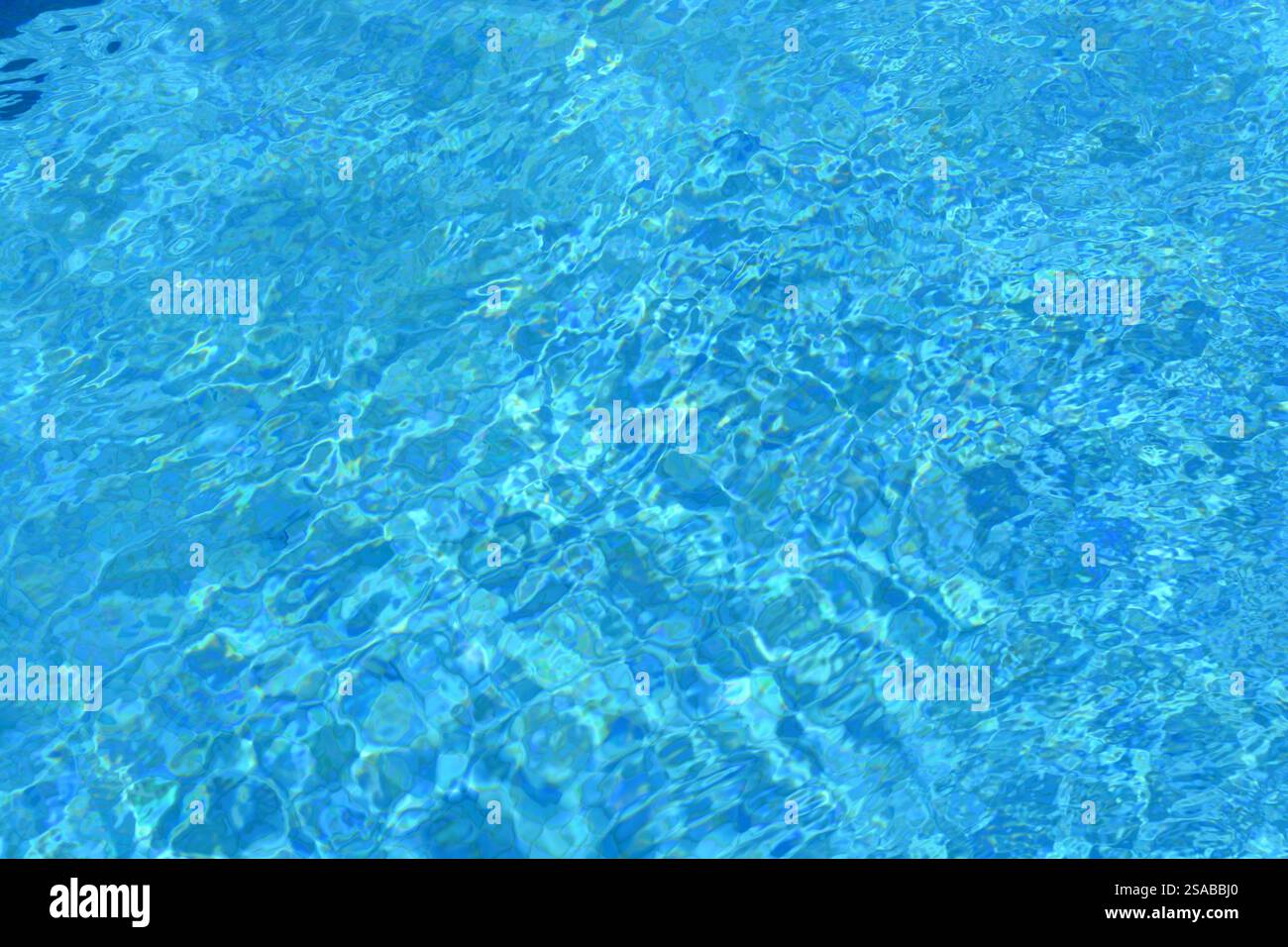 Sfondo blu brillante astratto, acqua frizzante in piscina nelle giornate di sole Foto Stock