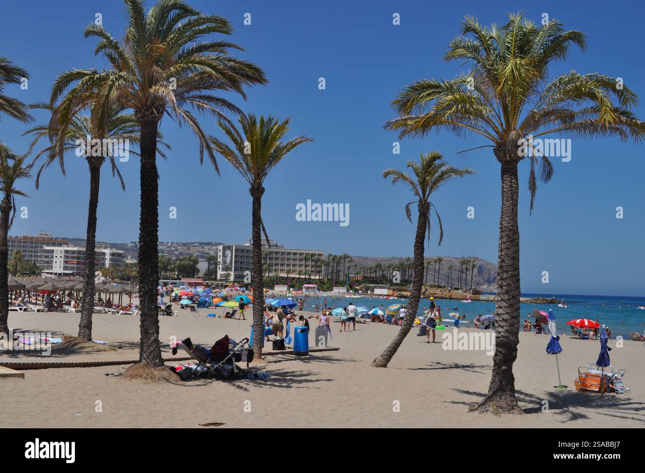Spiaggia di Arenal, affollata d'estate con Parador sullo sfondo, una popolare destinazione di vacanza sulla Costa Blanca Foto Stock