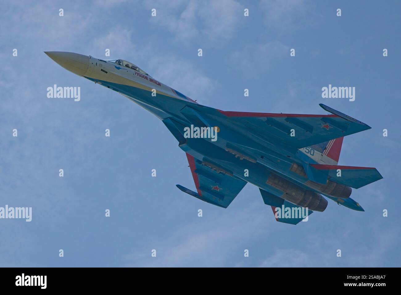 Squadra di dimostrazione acrobatica dell'Aeronautica militare russa, i Cavalieri russi con i loro Sukhoi su-35s. Foto Stock