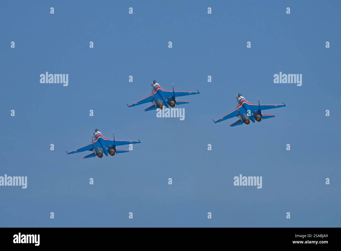 Squadra di dimostrazione acrobatica dell'Aeronautica militare russa, i Cavalieri russi con i loro Sukhoi su-35s. Foto Stock