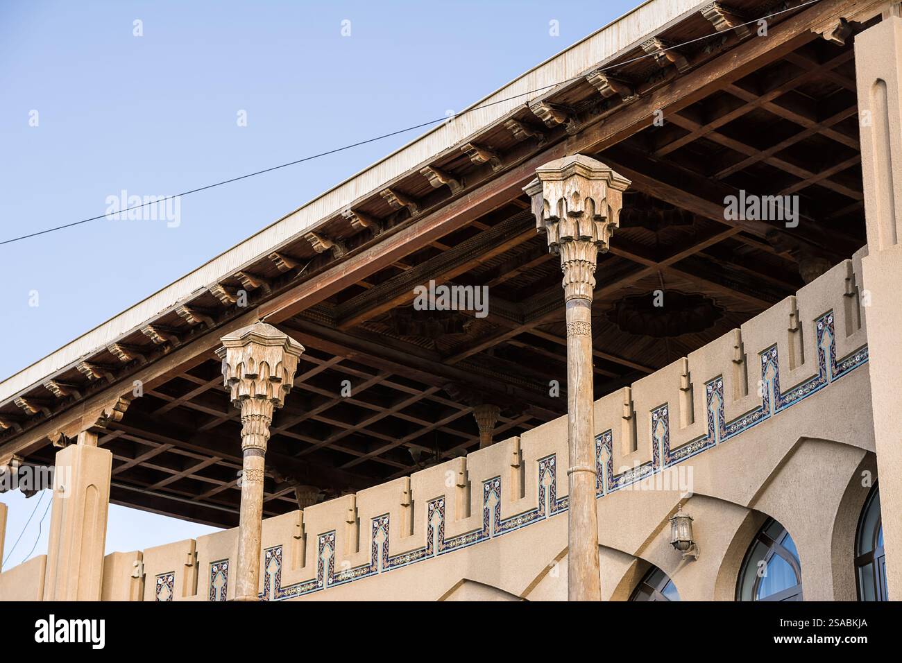 Dettaglio delle teste delle colonne e del soffitto a cassettoni in legno in un edificio a Bukhara, Uzbekistan Foto Stock