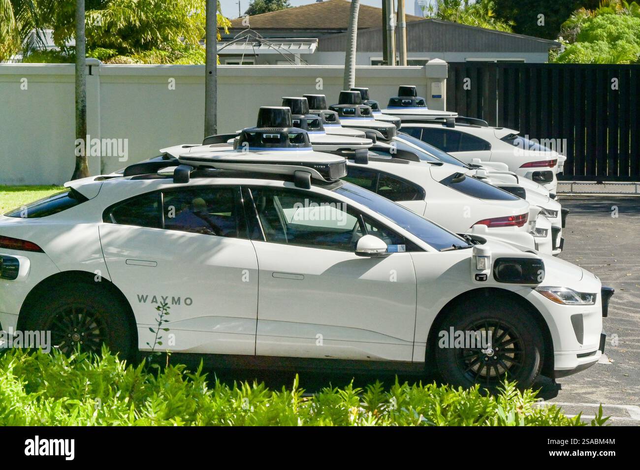 Miami, Florida, Stati Uniti - 4 gennaio 2025: Taxi autonomi a guida autonoma in fila nel parcheggio di un hotel a Miami. Le auto sono gestite da Waymo. Foto Stock
